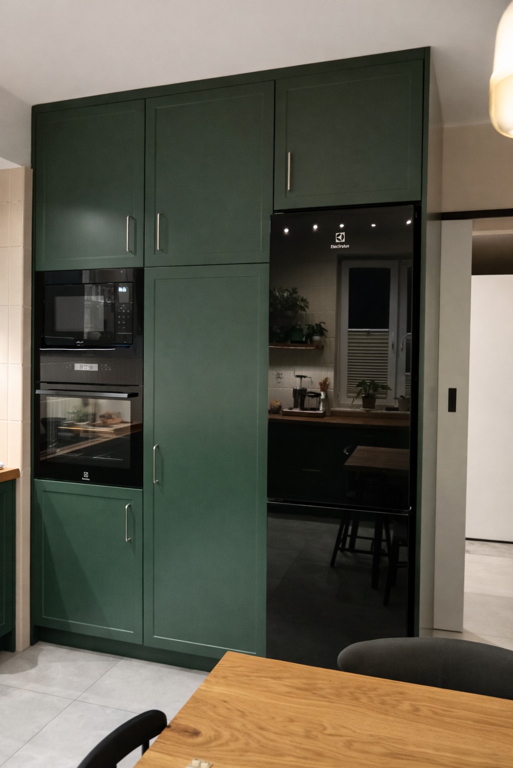 Nowoczesna kuchnia z zielonymi szafkami
