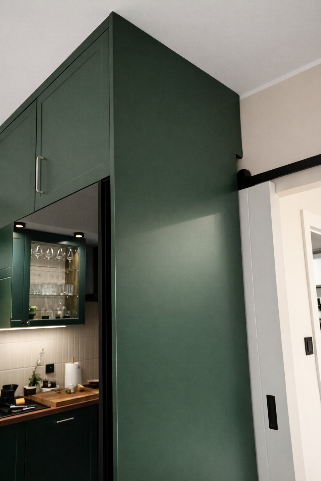 Zielona szafa w nowoczesnej kuchni