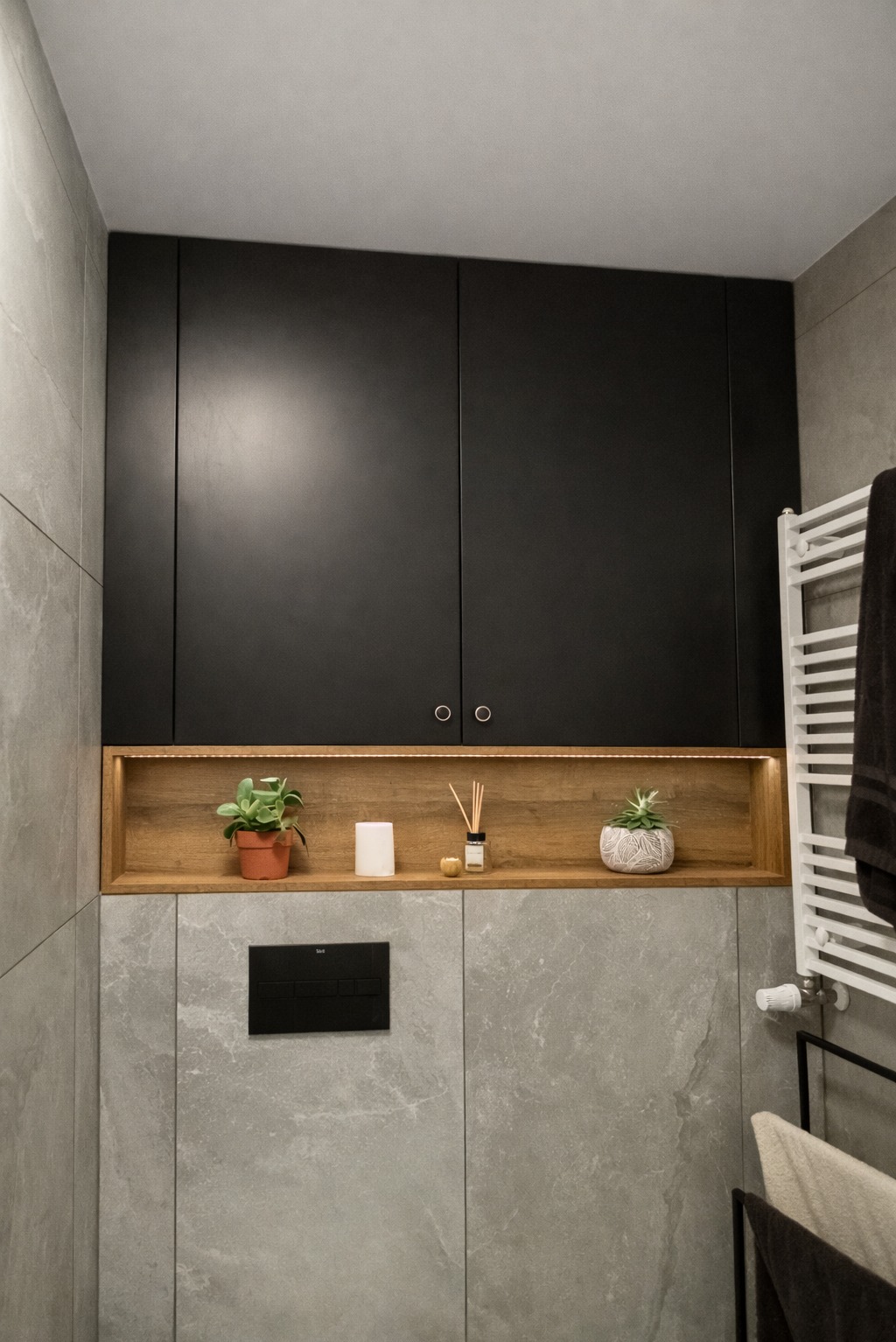 Nowoczesna łazienka z drewnianą półką
