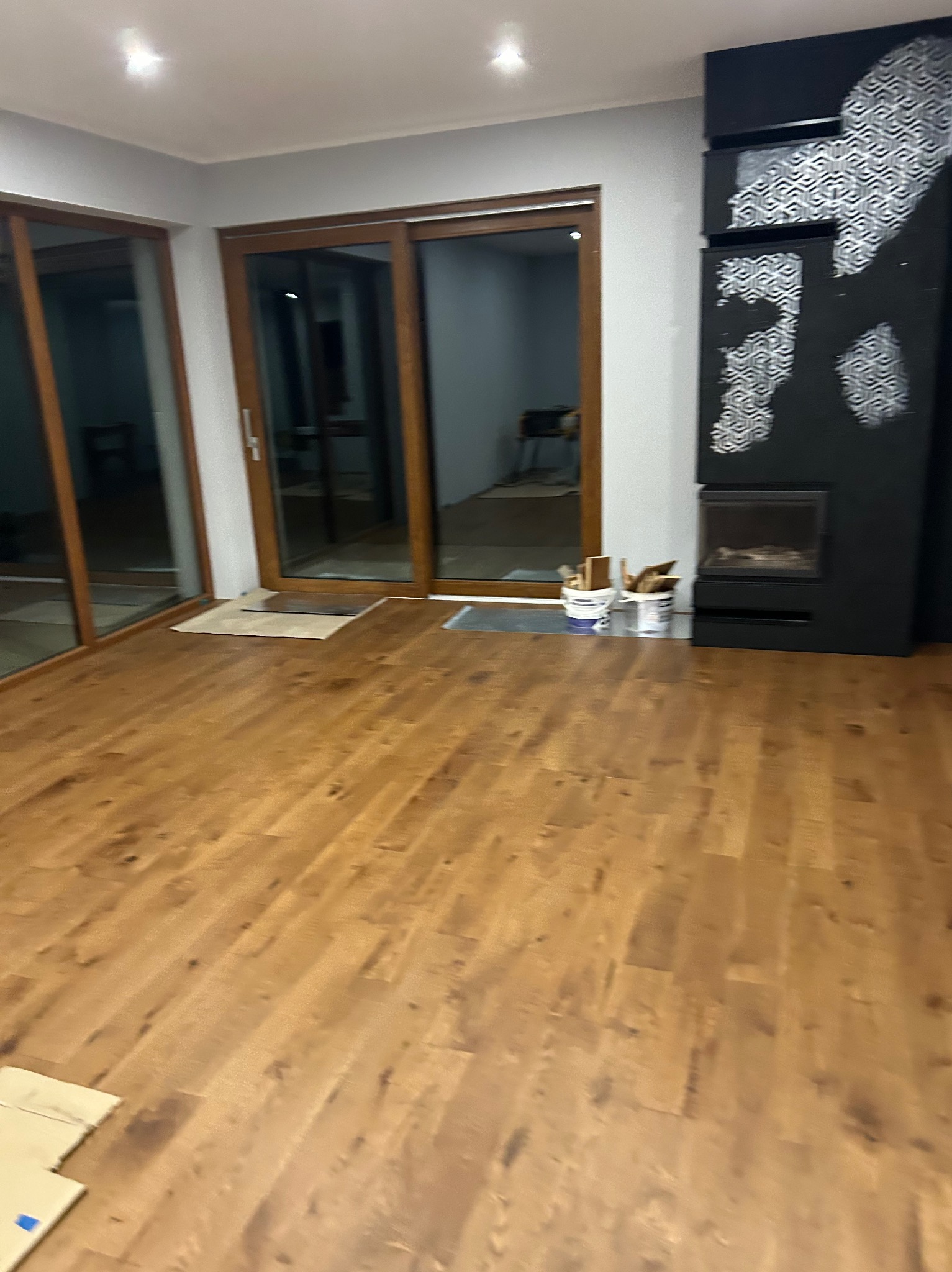 Układanie paneli deski wielowarstwowej oraz schodów drewnianych