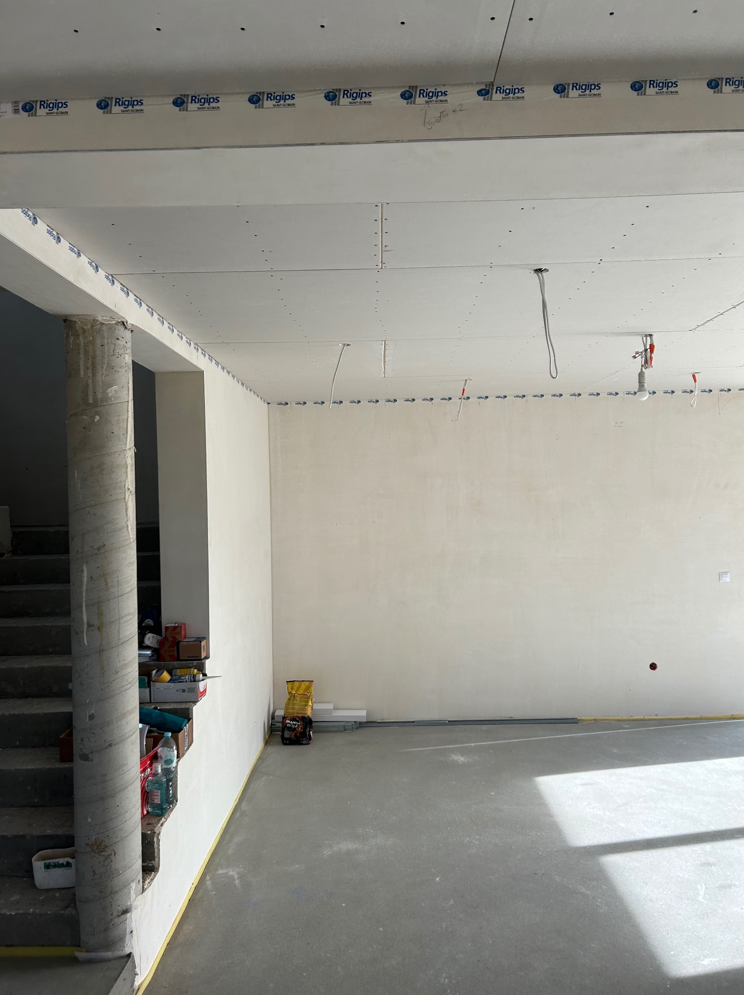 Montaż sufitów podwieszanych krzyżowych układanie kafelków malowanie natryskowe