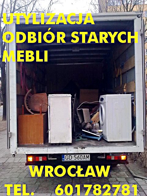 Wnętrze furgonetki wypełnionej starymi meblami i sprzętem AGD, gotowymi do utylizacji we Wrocławiu. Widoczna pralka, lodówka oraz elementy drewniane. Na tylnych drzwiach pojazdu żółty napis...