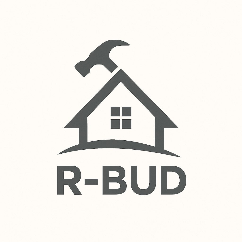 Szary logotyp firmy budowlanej R-BUD z symbolem domu i młotka na białym tle. Minimalistyczny design.