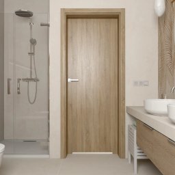 ARTILEO - Jasna łazienka z drewnianymi akcentami: kabina prysznicowa, umywalki nablatowe, toaleta i drzwi. Minimalistyczny design z subtelnym wzorem na ścianie.