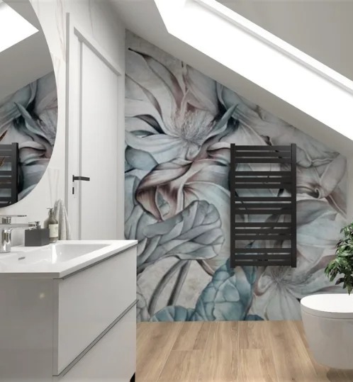 Nowoczesna łazienka na poddaszu z umywalką, grzejnikiem drabinkowym i tapetą w kwiaty. Ukośny sufit z oknem dachowym. Jasne drewno na podłodze.