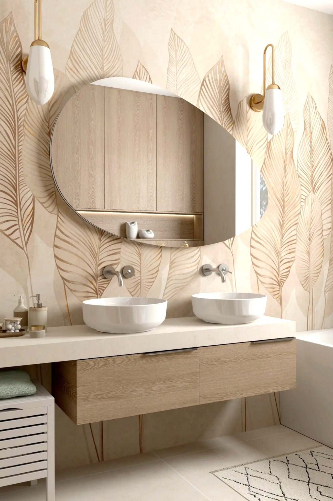Nowoczesna łazienka z dwoma umywalkami nablatowymi, lustrem w owalnej ramie i tapetą w motywie liści. Oświetlenie punktowe i szafka pod umywalką z drewnianymi frontami.
