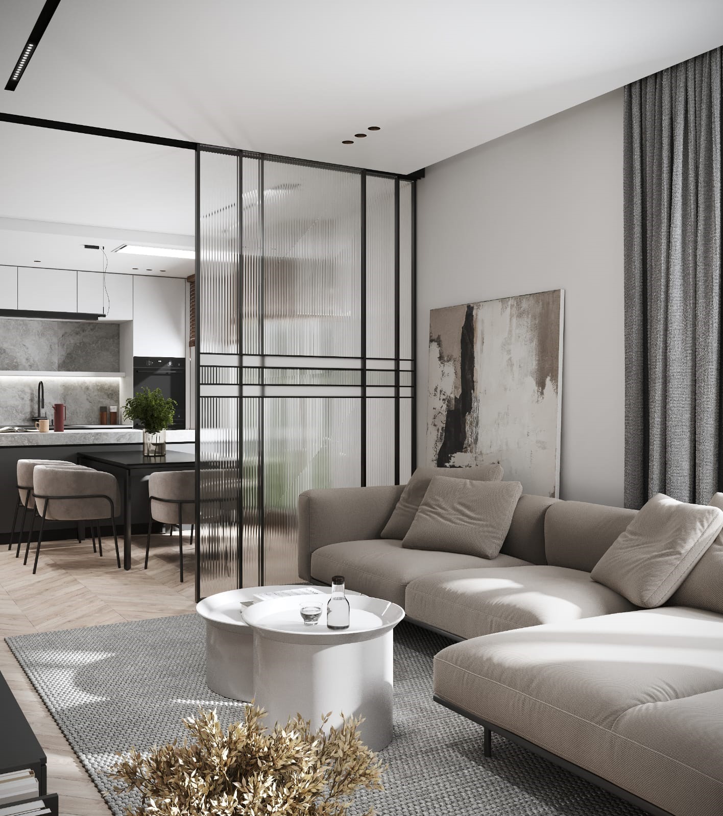 Nowoczesny salon z beżową sofą i szklaną ścianką działową oddzielającą kuchnię. Minimalistyczny design, stonowana kolorystyka, abstrakcyjny obraz na ścianie.