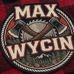MaxWycin - Naszywka 'MAX WYCIN' na czerwono-czarnej flaneli. Dwa skrzyżowane topory, piła tarczowa, las i góry wewnątrz okrągłej ramki z liny. Styl rustykalny, bliski kadr.
