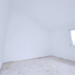 Montaż wełny, zabudowa skosów i sufitu podwieszanego.
Montaż podłogi z płyt osb wraz z dociepleniem wełna.
Adaptacja budynku na pomieszczenia,
Gładzie oraz malowanie.