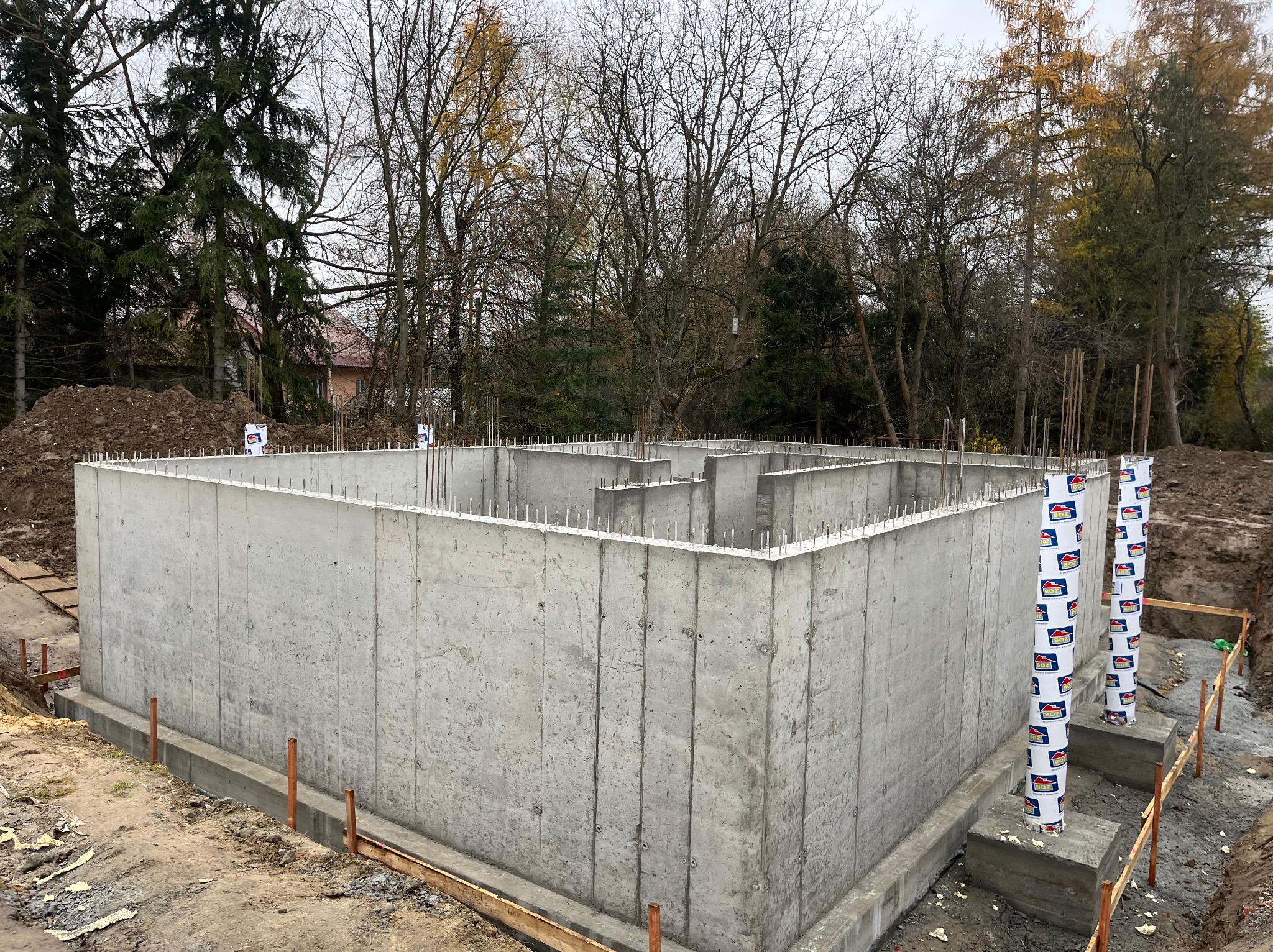 Ściany piwnicy na ocieplonej płycie fundamentowej