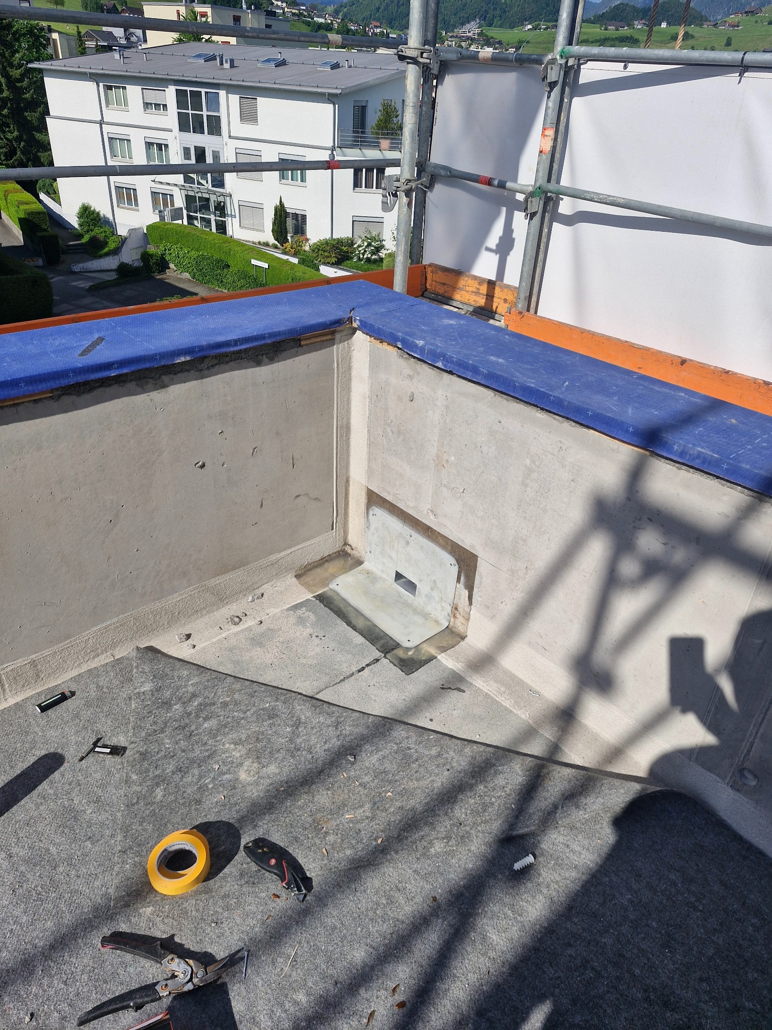 Wykończony fragment dachu z obróbką blacharską i narzędziami w Jastrzębiu-Zdroju. Widoczne detale konstrukcyjne i elementy rusztowania.