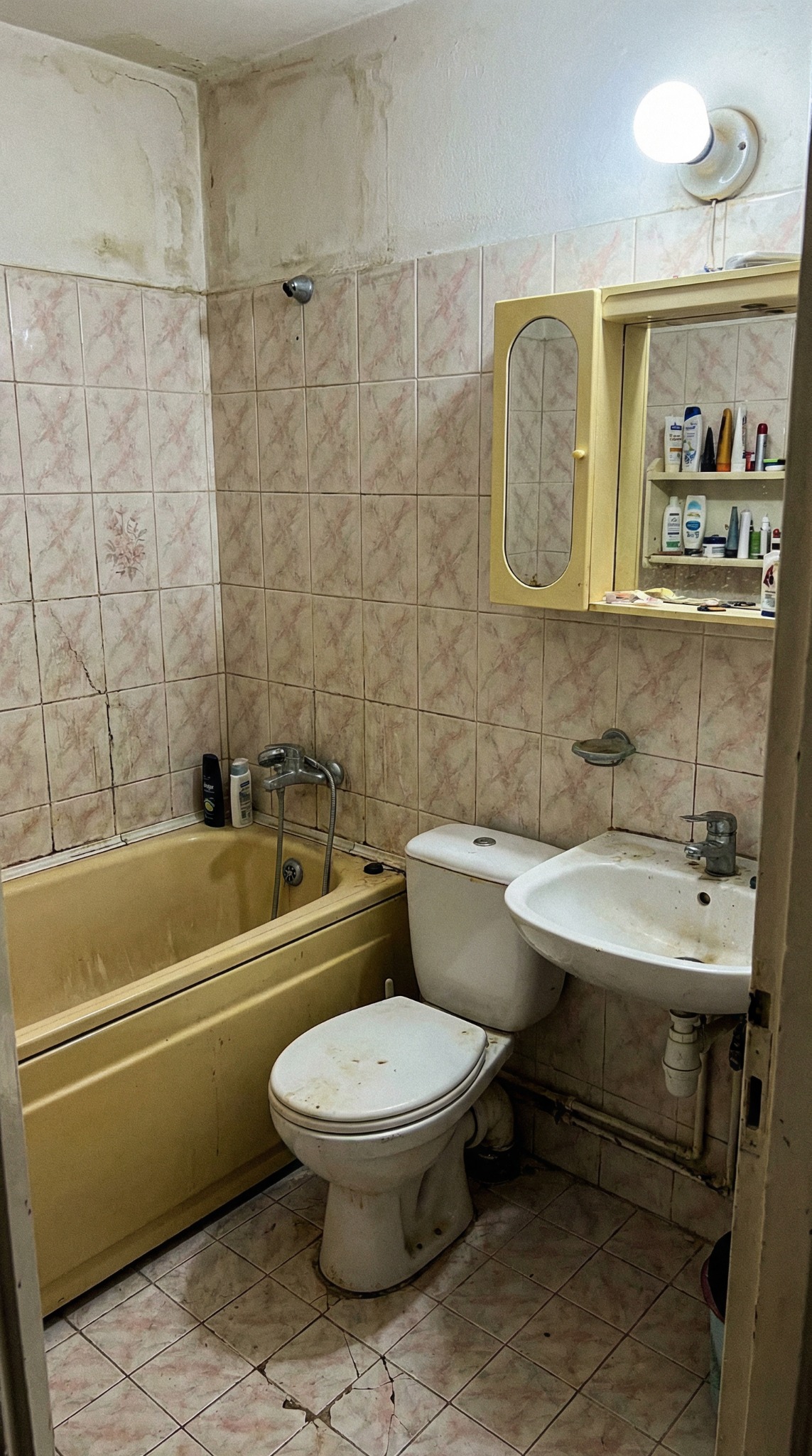 Mini łazienka w bloku, przed remontem.