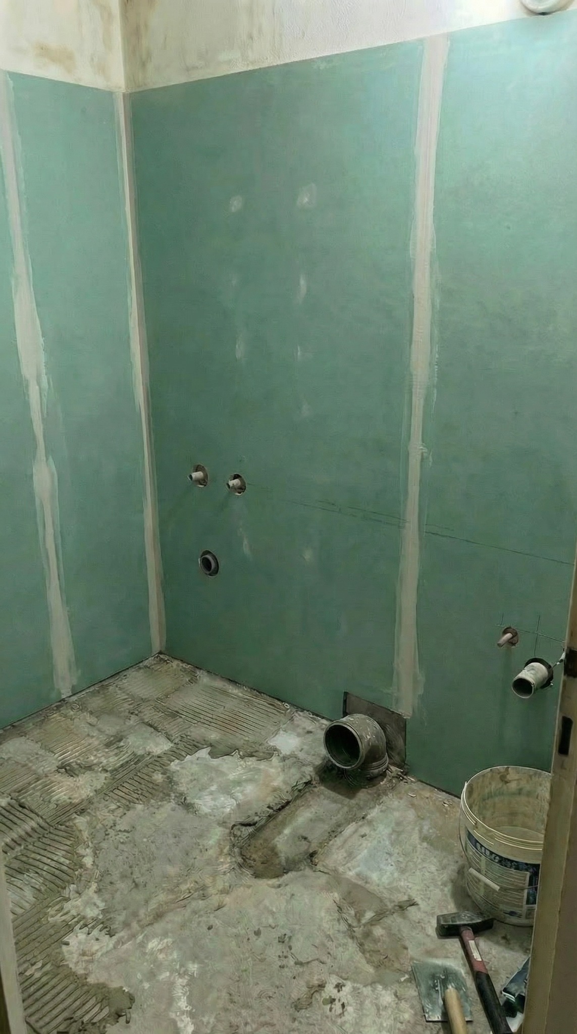 Mini łazienka w bloku - w trakcie.