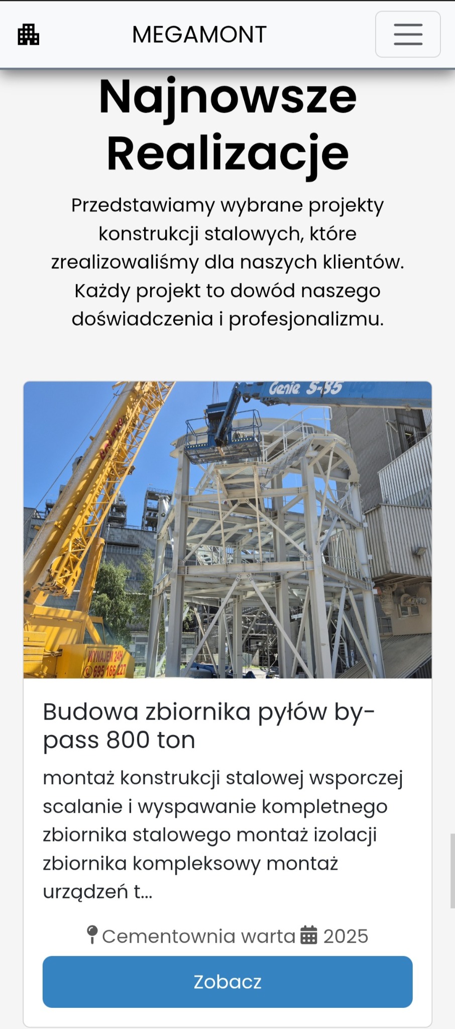 Strona internetowa firmy Megamont prezentuje realizację: budowę zbiornika pyłów by-pass 800 ton. Widoczny dźwig i stalowa konstrukcja zbiornika na tle cementowni.