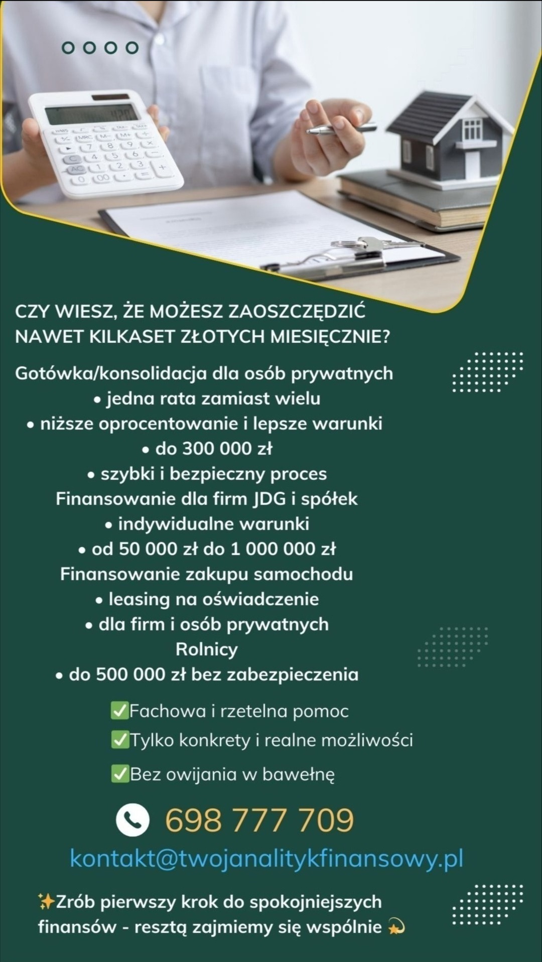 Kalkulator, długopis, model domu i dokumenty na biurku. Oferta finansowa z hasłem o oszczędnościach i numerem telefonu. Grafika w odcieniach bieli i zieleni.