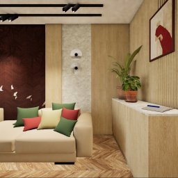 Inside House - Ewa Antczak - Wizualizacja salonu z beżową sofą, kolorowymi poduszkami, drewnianą podłogą w jodełkę i ścianą z motywem drzewa. Na komodzie rośliny w doniczkach i książka.