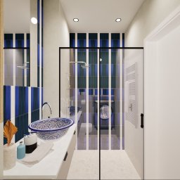 Inside House - Ewa Antczak - Wizualizacja łazienki z umywalką w stylu marokańskim, kabiną prysznicową ze szklaną ścianką i pralką w tle. Płytki w biało-niebieskie pasy. Nowoczesny design.