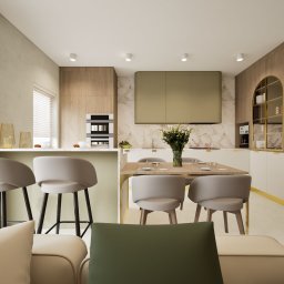 Inside House - Ewa Antczak - Elegancka kuchnia z wyspą i jadalnią w beżach i bieli. Marmurowe wykończenie ściany, złote akcenty. Nowoczesne krzesła barowe i jadalniane.