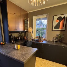 Kuchnia z metalizowanymi frontami - miedź.