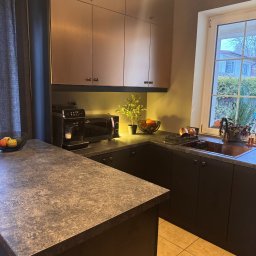 Kuchnia z metalizowanymi frontami - miedź.