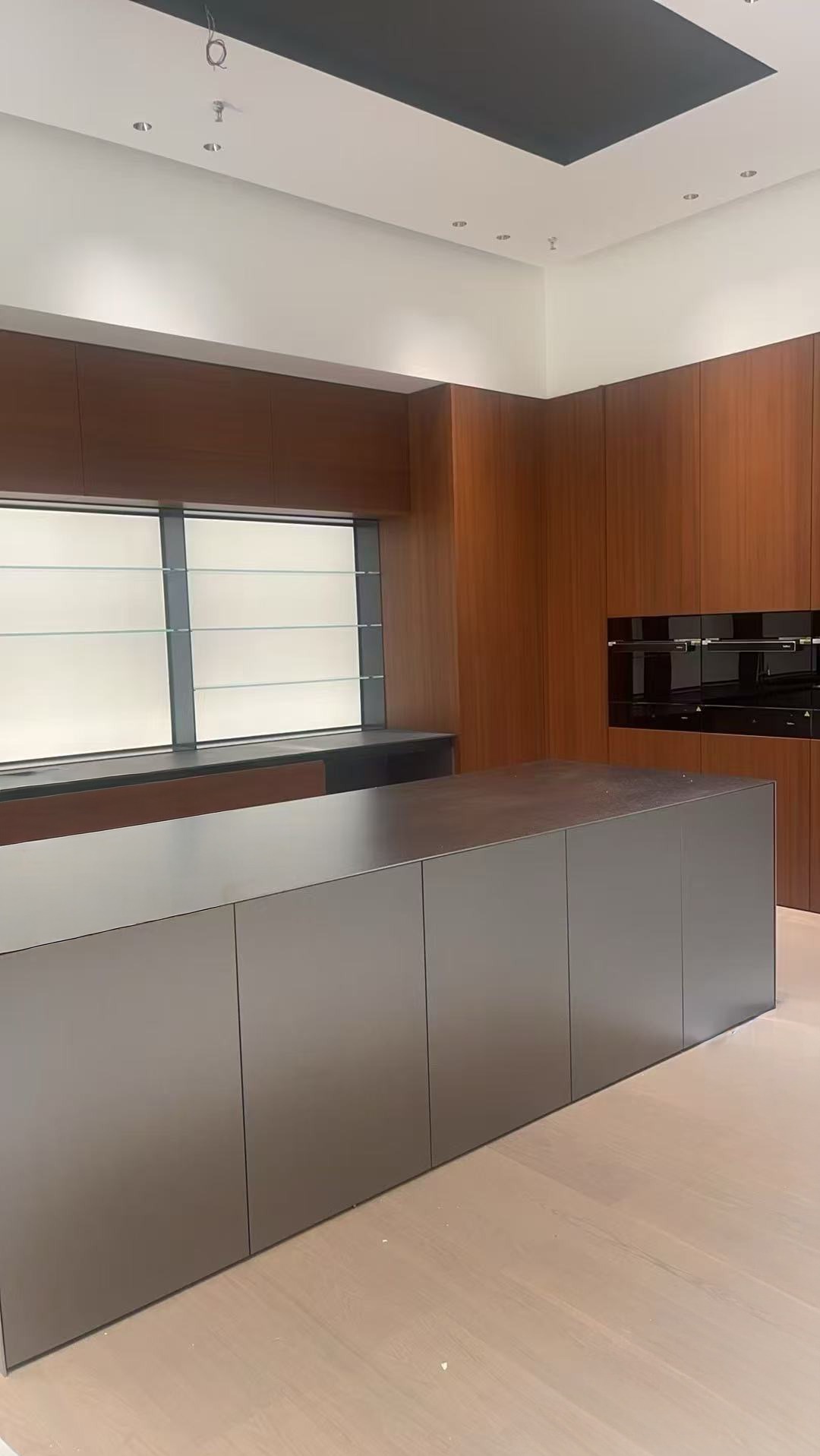 Meble na wymiar wraz z wyspą wykonaną ze stali.