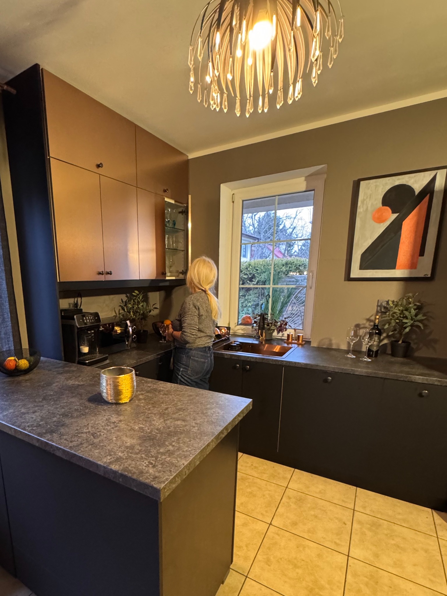 Kuchnia z metalizowanymi frontami - miedź.