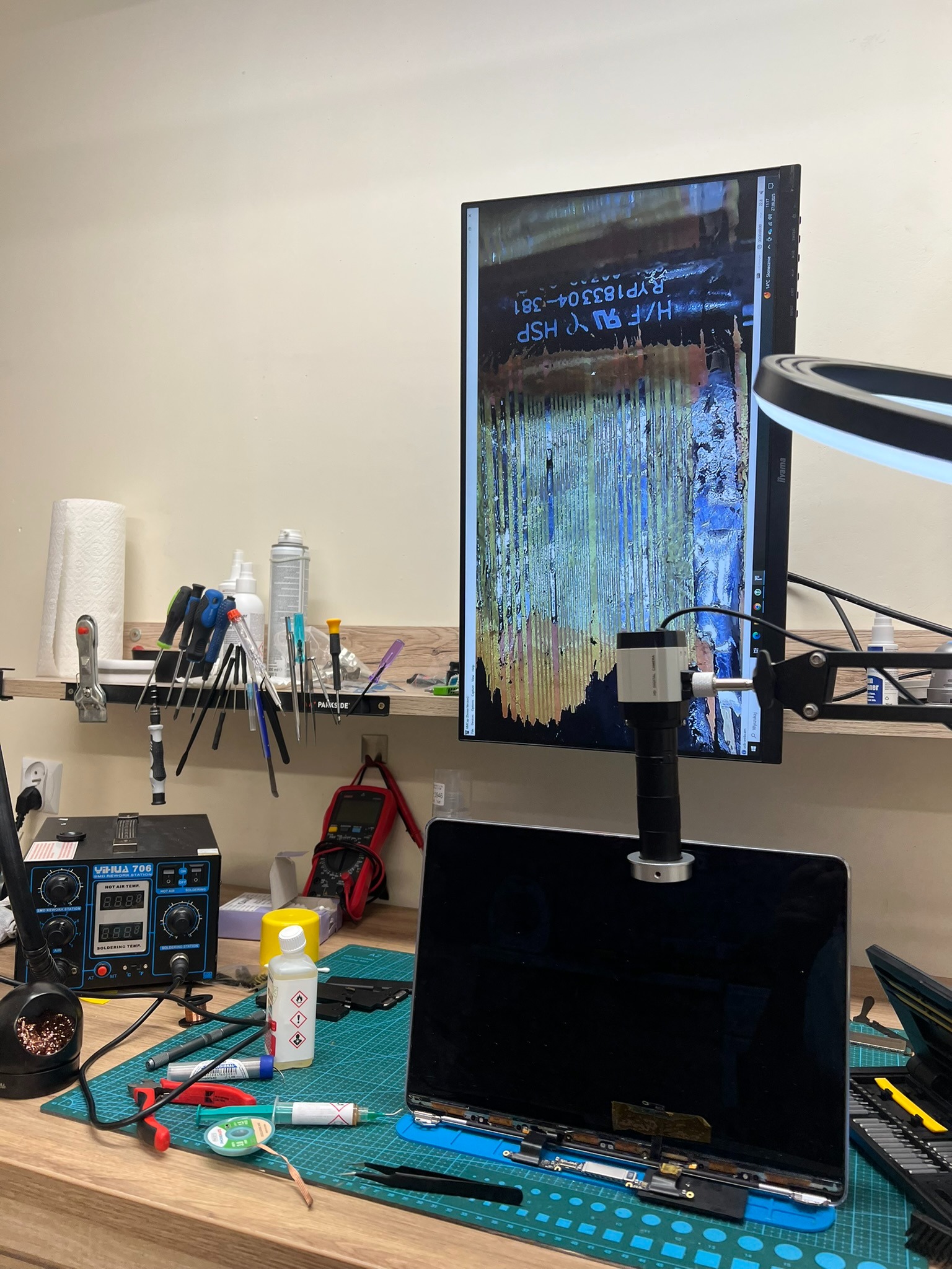 próba naprawy pod mikroskopem taśmy TCON w macbook pro