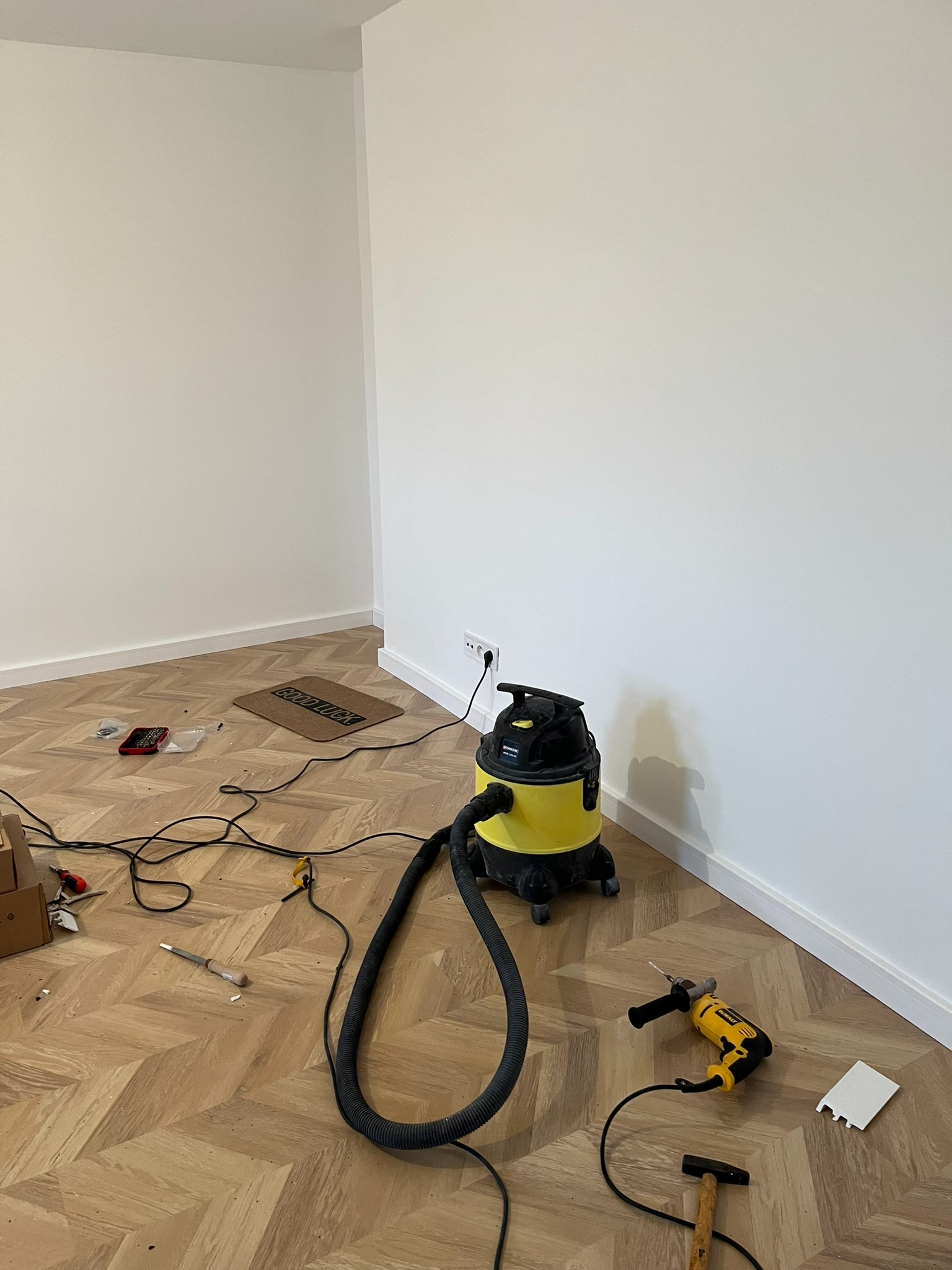 montaż listew przypodłogowych