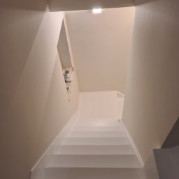 Grzegorz Sasinowski - Renowacja kompletna holu wejściowego , klatki wejściowej na piętro + łazienka na pietrze i przedpokój -Oostduinkerke