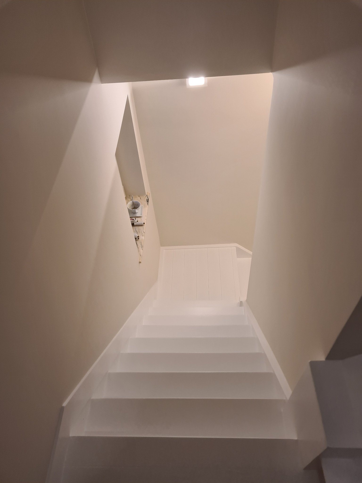 Renowacja kompletna holu wejściowego , klatki wejściowej na piętro + łazienka na pietrze i przedpokój -Oostduinkerke