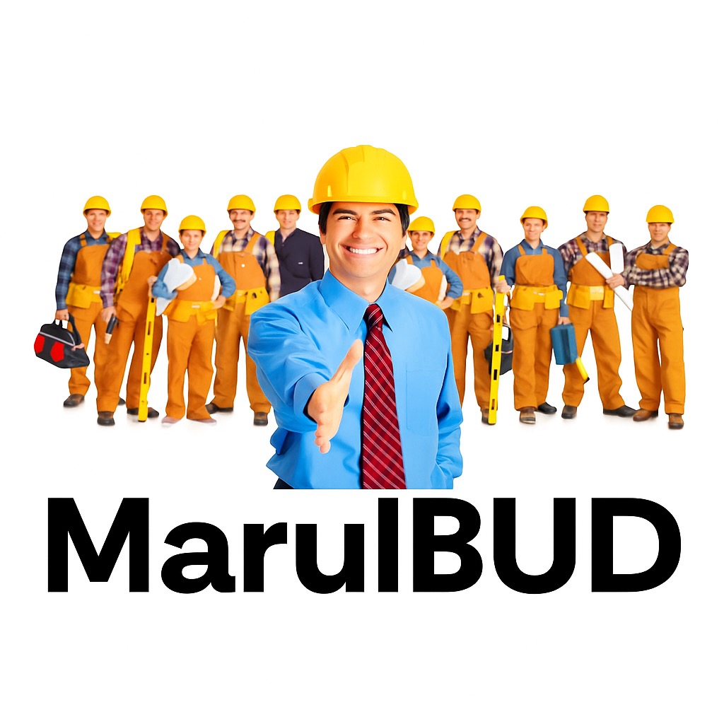 Uśmiechnięty mężczyzna w kasku i koszuli wyciąga rękę na tle zespołu budowlańców. Na dole widnieje napis MarulBUD.