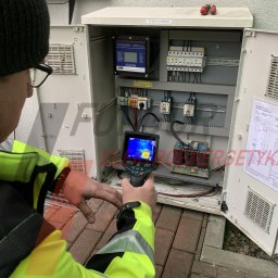 FULGUR GRZEGORZ WILKOSZ - Elektryk z termowizją diagnozuje rozdzielnicę w Częstochowie. Pomiar temperatury komponentów w szafie elektrycznej. Kontrola instalacji termowizyjna.
