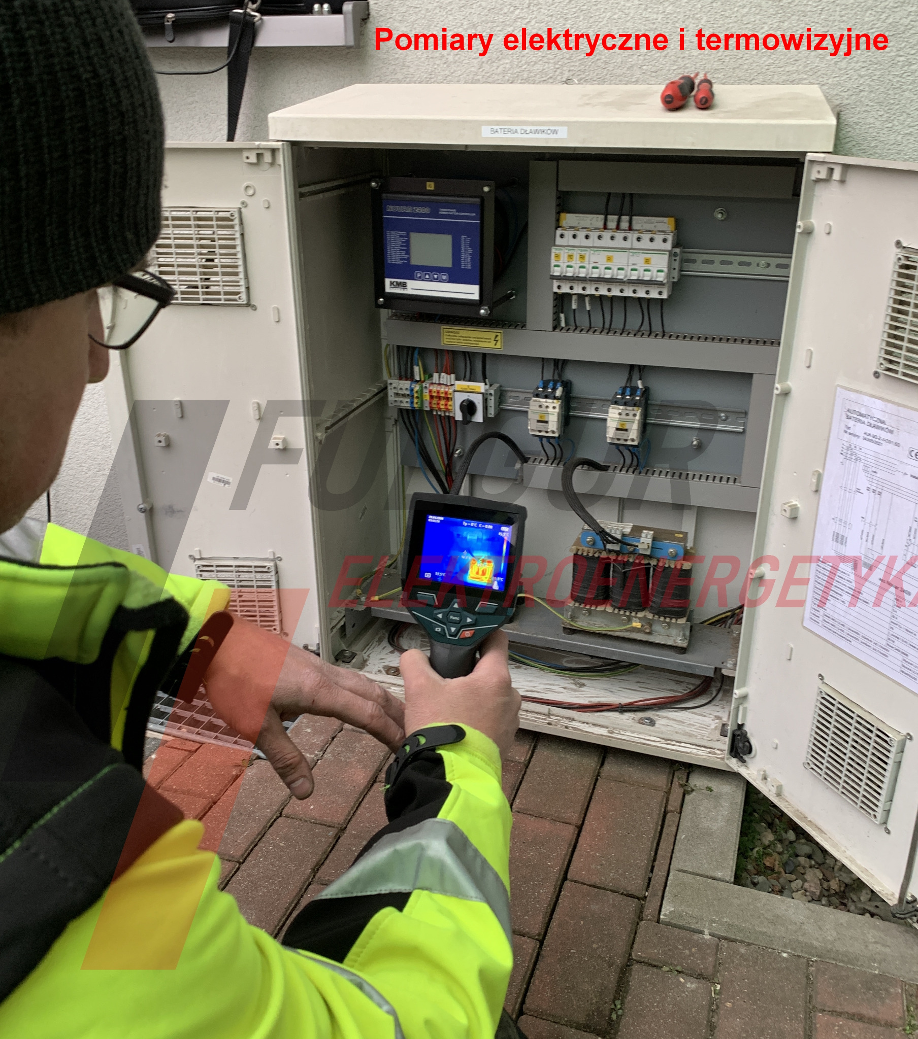 Elektryk z termowizją diagnozuje rozdzielnicę w Częstochowie. Pomiar temperatury komponentów w szafie elektrycznej. Kontrola instalacji termowizyjna.
