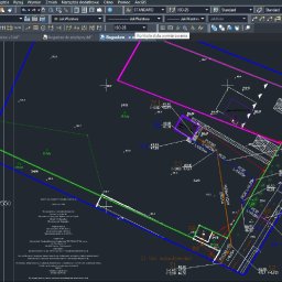 AW-instal Pracownia Projektowa Karolina Kruczkowska-Wężyk - Plan instalacji sanitarnych w programie CAD: kolorowe linie, oznaczenia, skala 1:500. Widok z góry na projekt przyłączy i sieci.
