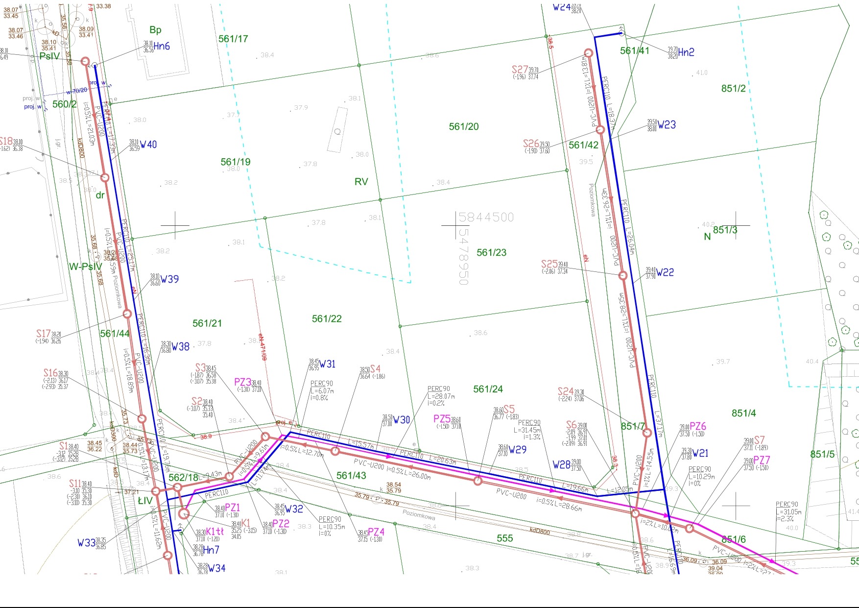 Plan inżynieryjny z naniesionymi rzutami instalacji sanitarnych, z oznaczeniami technicznymi i numerami działek, na białym tle.