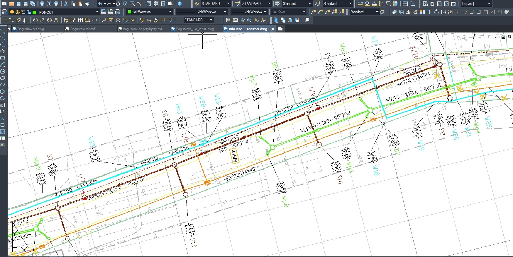 Plan instalacji sanitarnej w programie CAD: rzuty rur, oznaczenia punktów, numery, wymiary. Widok z góry na projekt instalacji wodociągowej i kanalizacyjnej.