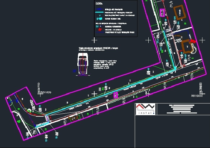 Plan instalacji sanitarnych z legendą, prezentujący schemat rurociągów i przyłączy na działce, z uwzględnieniem numeracji działek i oznaczeń.
