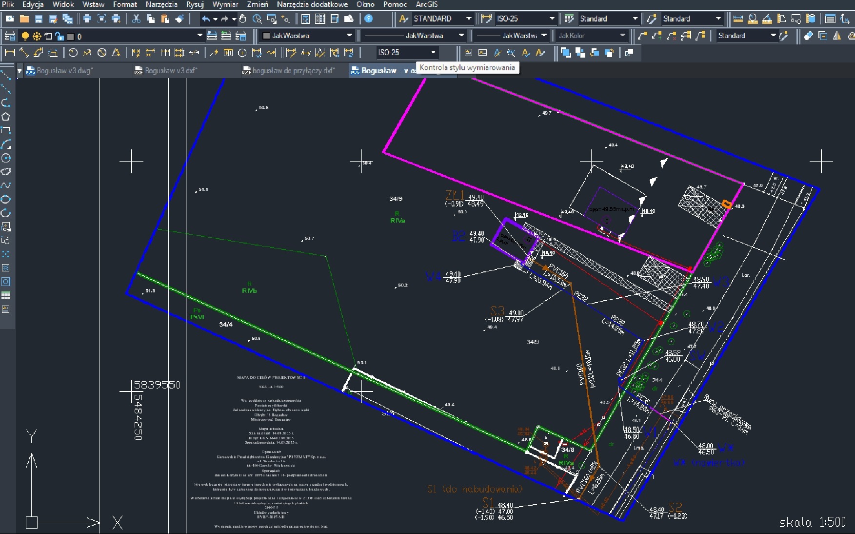 Plan instalacji sanitarnych w programie CAD: kolorowe linie, oznaczenia, skala 1:500. Widok z góry na projekt przyłączy i sieci.