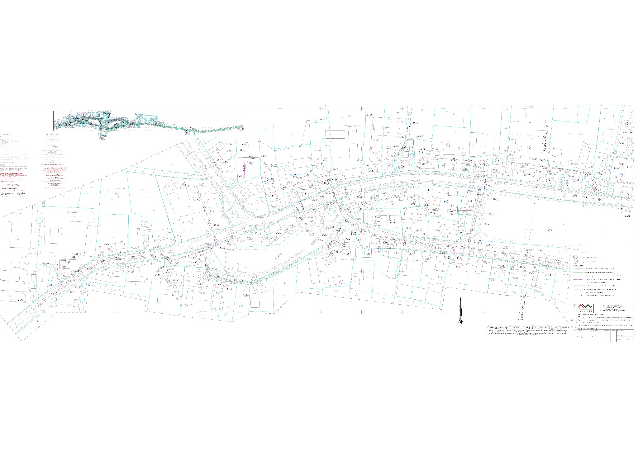 Szeroki plan sytuacyjny z naniesionymi instalacjami sanitarnymi, prezentujący projekt inżynieryjny z detalami infrastruktury i budynków w tle. Widoczny plan zagospodarowania.