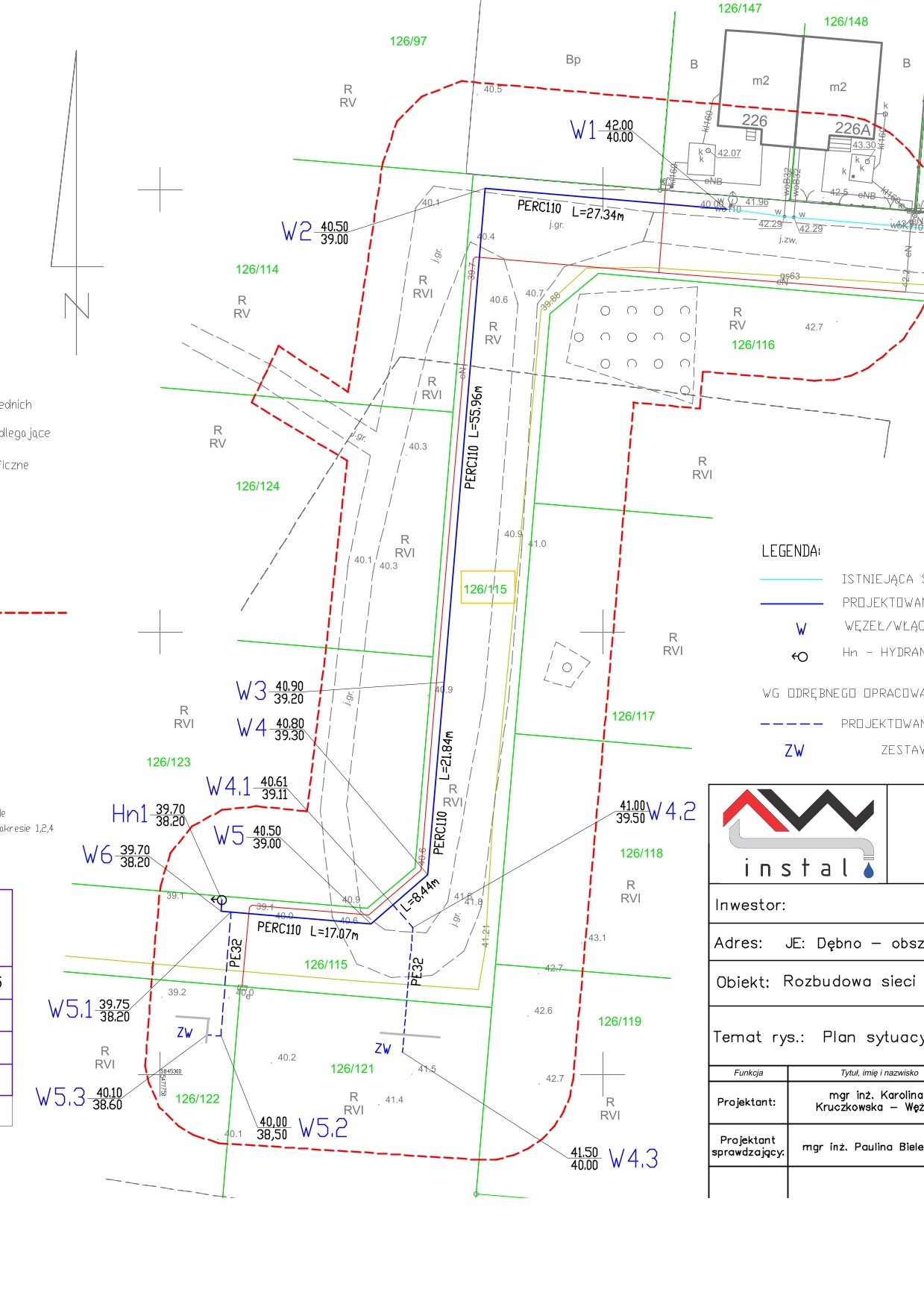 Plan sytuacyjny rozbudowy sieci instalacji, z oznaczeniami rzędnych terenu, długości odcinków i numerami działek. Legenda objaśnia symbole istniejących i projektowanych elementów.