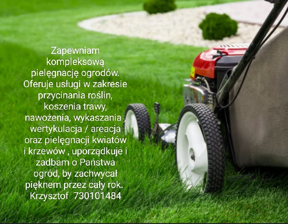 Świeżo skoszony trawnik z kosiarką w tle, rabata z białym żwirem i krzewami. Reklama usług pielęgnacji ogrodów z numerem telefonu.