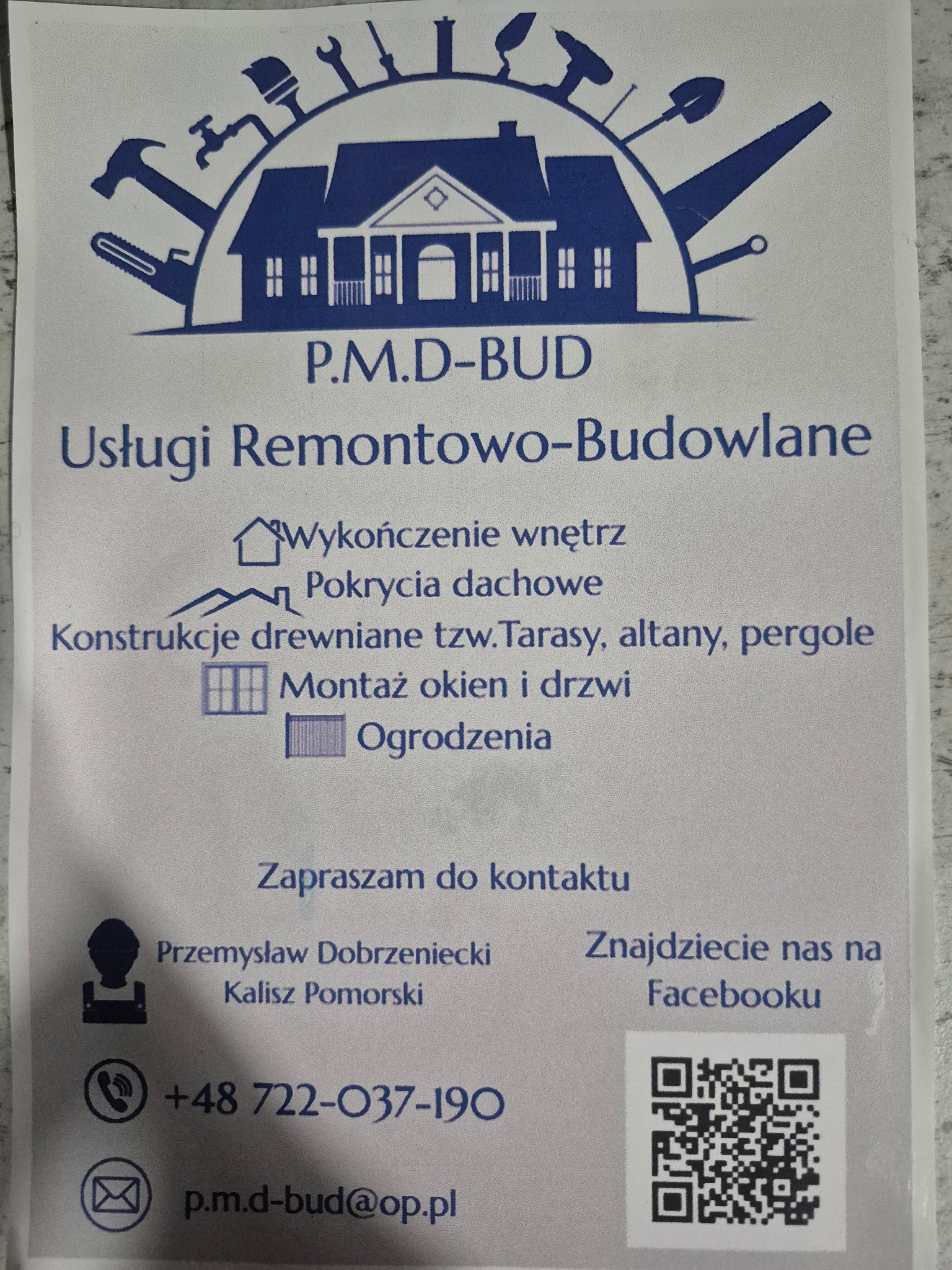 Wizytówka firmy P.M.D-BUD oferującej usługi remontowo-budowlane, w tym wykończenia wnętrz, montaż okien i drzwi, konstrukcje drewniane, pokrycia dachowe i ogrodzenia.
