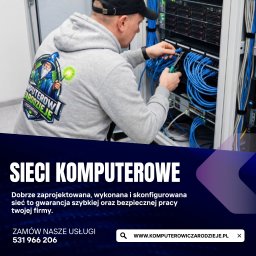 Mobilny Serwis Komputerowy Legionowo. KomputerowiCzarodzieje. - Instalator w szarej bluzie z logo firmy podłącza kable do serwera. Widoczne niebieskie kable i narzędzia. Serwerownia w jasnych barwach.