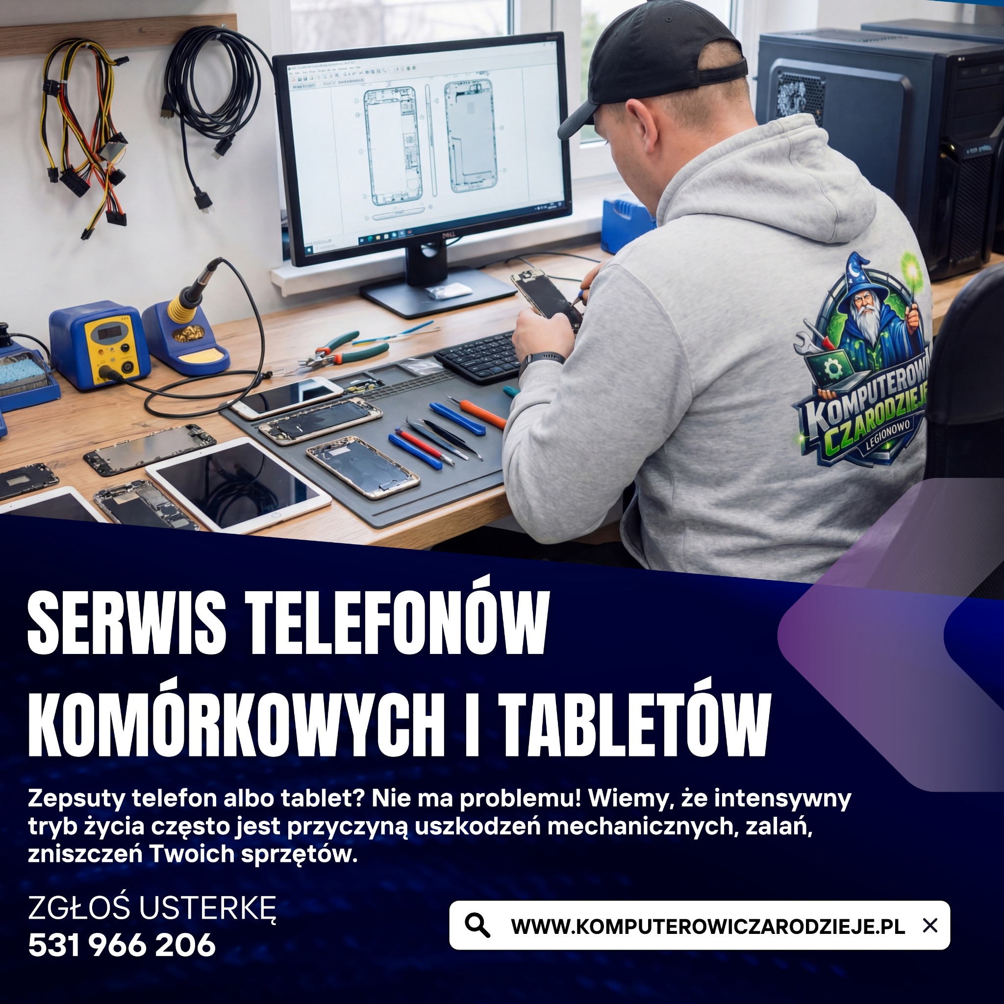 Serwisant naprawia telefon komórkowy przy biurku z narzędziami i schematem urządzenia na monitorze. Na bluzie logo firmy 'Komputerowy Czarodziej'.