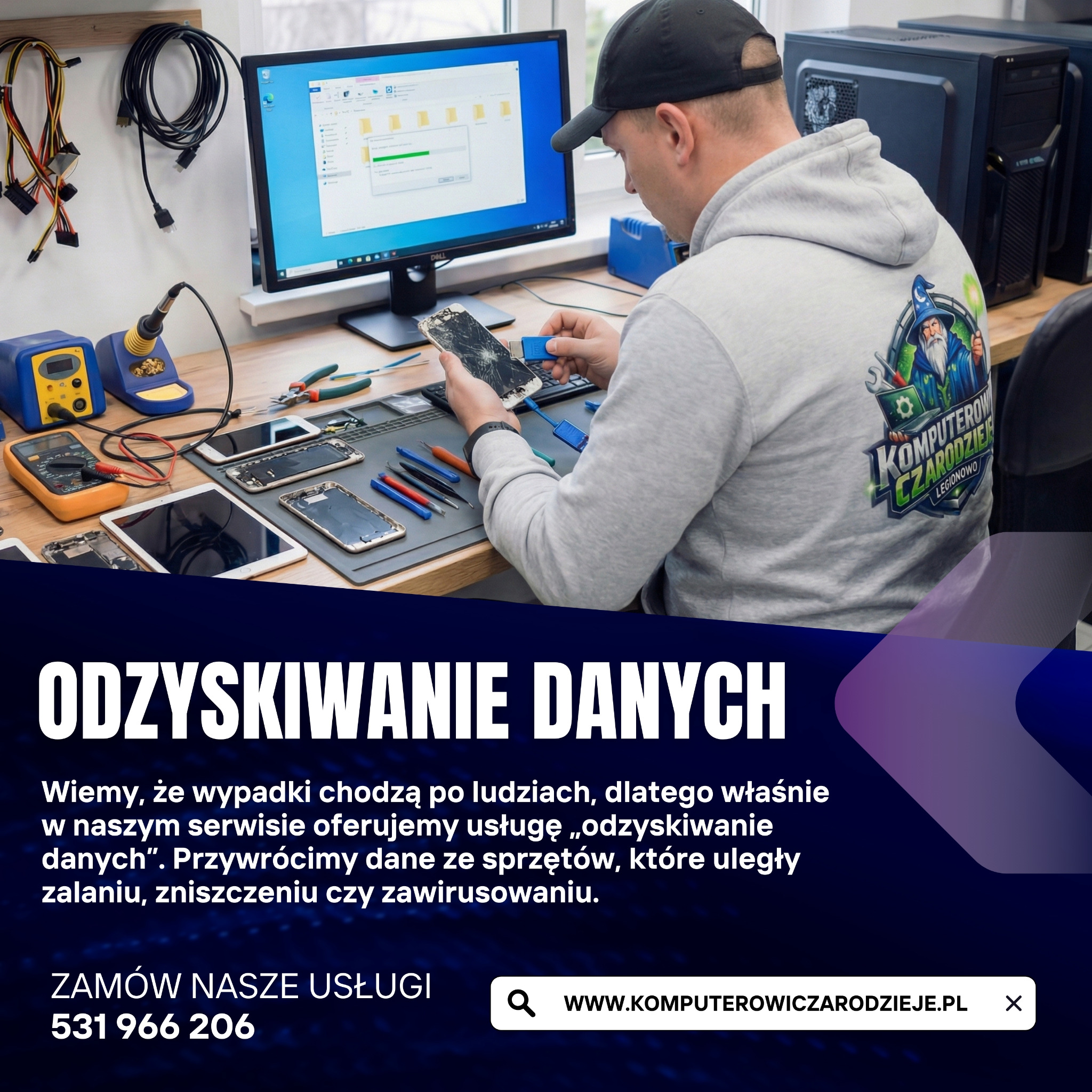 Technik w Legionowie naprawia uszkodzony smartfon na biurku z narzędziami. Widoczny monitor z procesem odzyskiwania danych i logo firmy na bluzie.