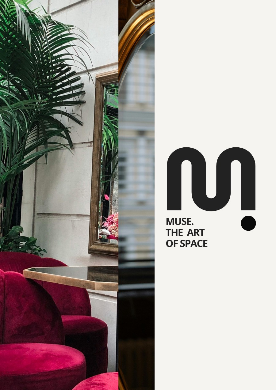Eleganckie wnętrze z rośliną, lustrem w złotej ramie i aksamitnymi krzesłami w odcieniach czerwieni, zestawione z minimalistycznym logo firmy.
