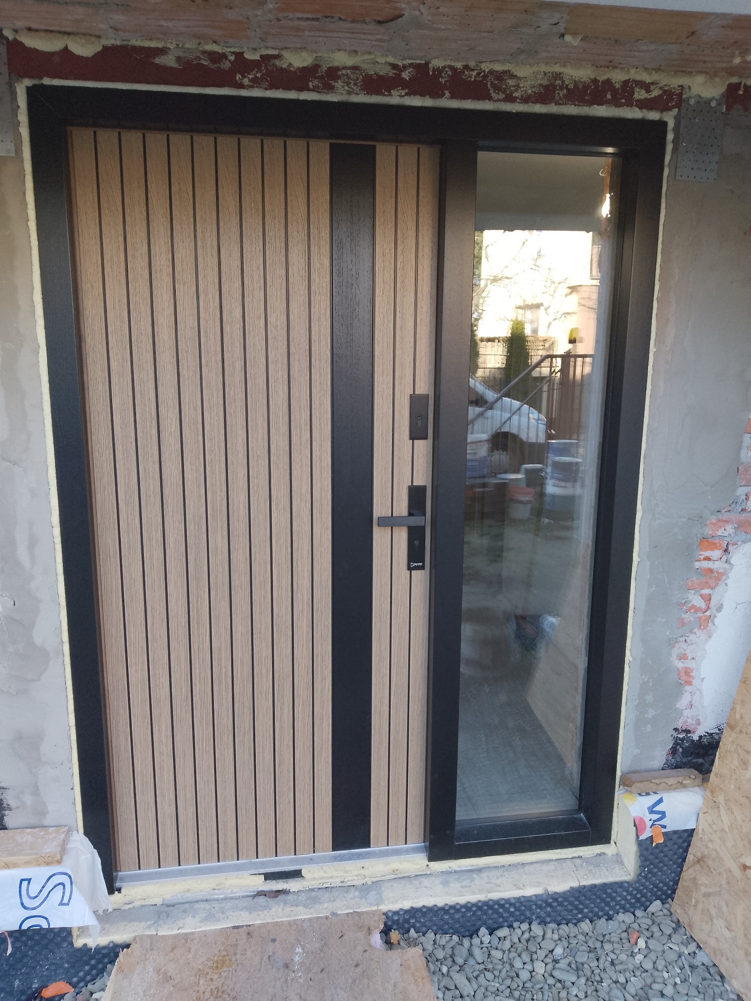 Drewniane drzwi w remontowanym budynku