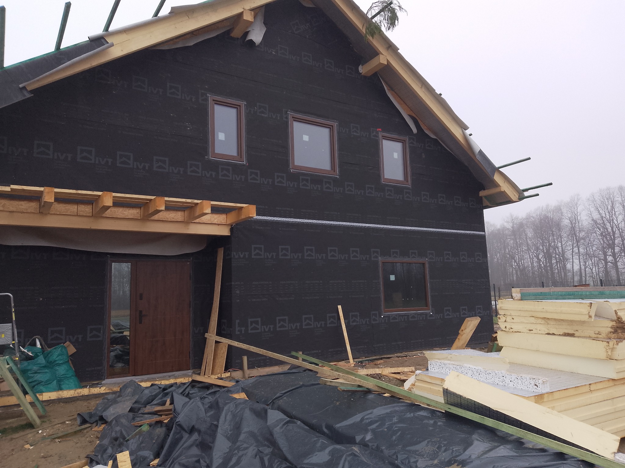 Dom szkieletowy, szczelny montaż, okna, drzwi zewnętrzne oraz brama garażowa segmentowa