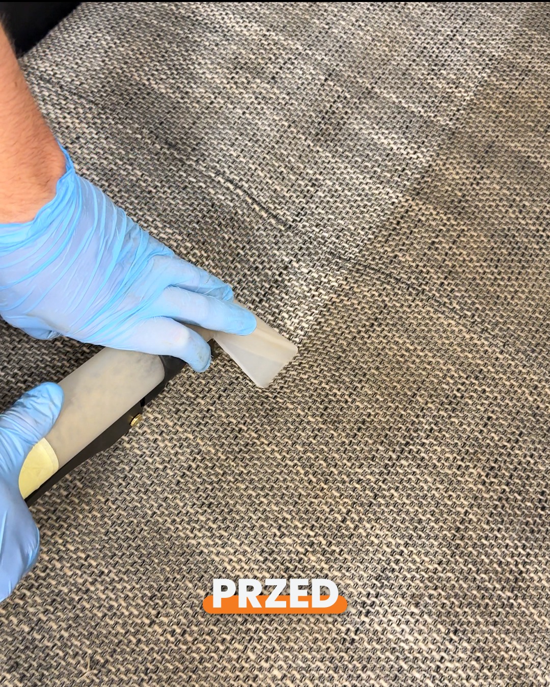 Narożnik czteroosobowy w trakcie prania.