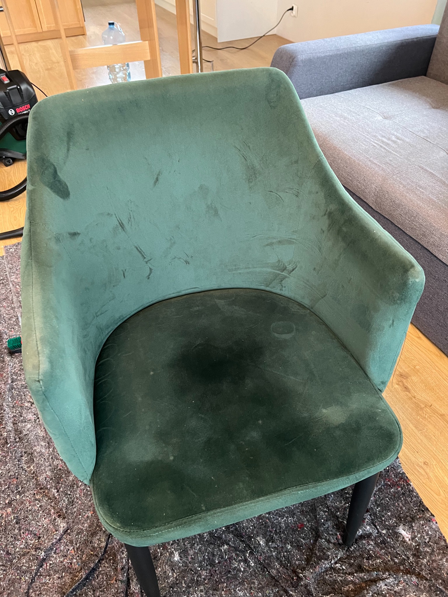 Krzesło z miękkim oparciem przed praniem.